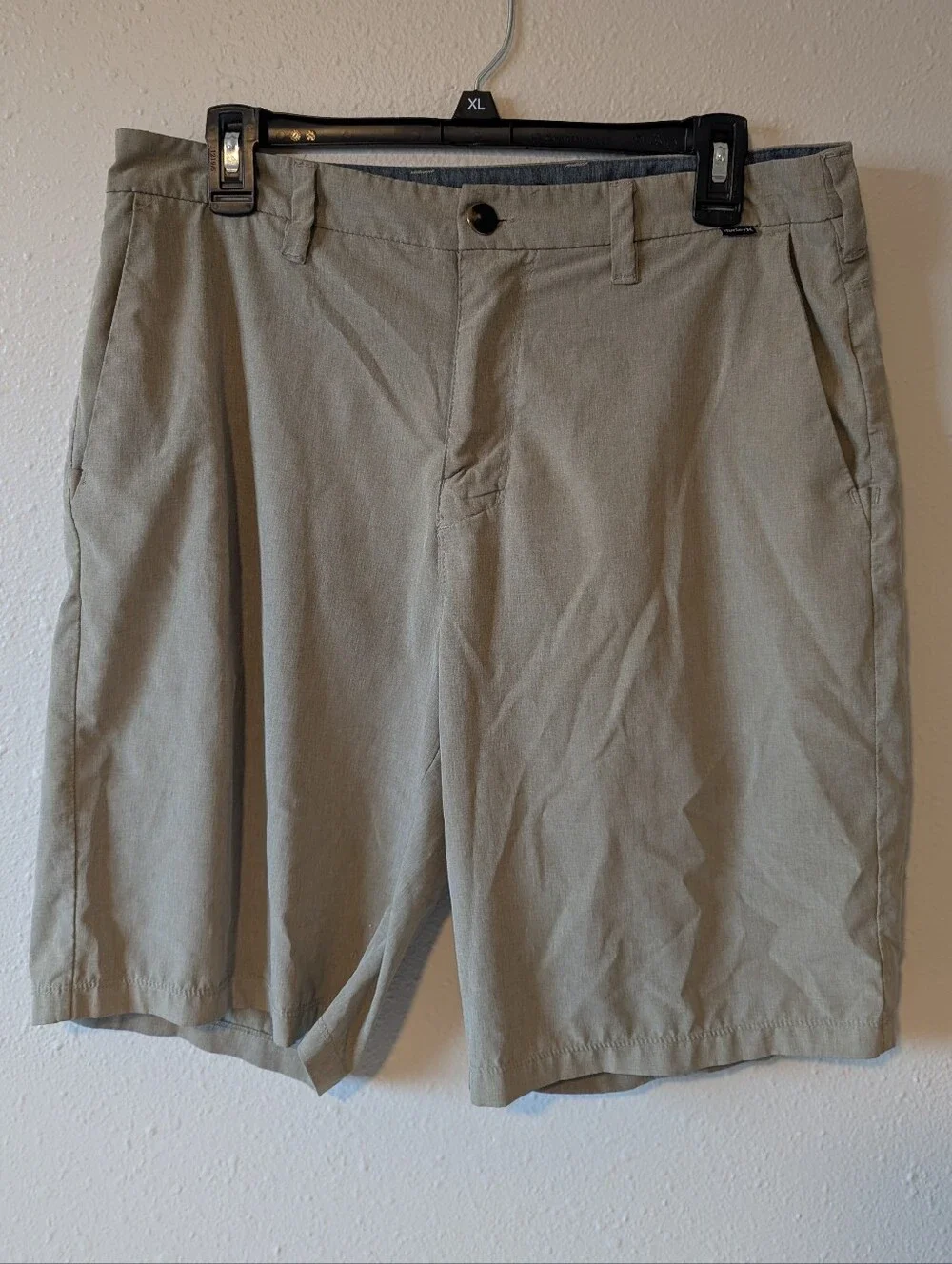Hurley Men's Flat Front Chino Shorts in Light Khaki